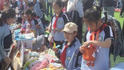 童趣满校园！二连浩特市第四小学“乐享市集”跳蚤市场欢乐开市