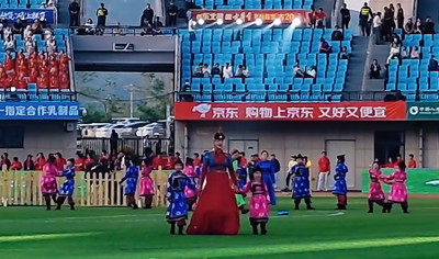 東北超呼和浩特賽區(qū)開幕式 現(xiàn)場唱響內(nèi)蒙古特色歌曲《美麗的草原我的家》
