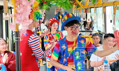 公交旅游專線，小丑一路歡樂相伴!