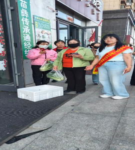 富德生命人壽鄂爾多斯中支開展“愛心助農(nóng)·情暖社區(qū)”送菜公益活動