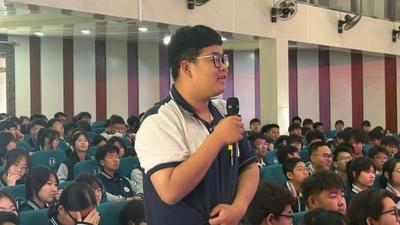 中科院老科學(xué)家科普演講團(tuán)走進(jìn)二連浩特市 點(diǎn)亮中小學(xué)生科學(xué)夢(mèng)想
