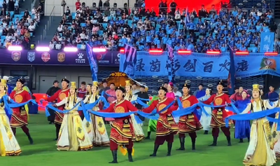 東北超呼和浩特賽區(qū)開幕式 全體演員唱響《贊歌》喜迎八方來客