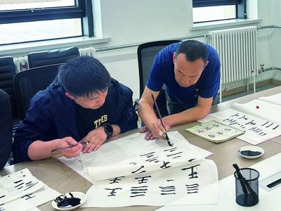下班后不刷手機去練字！察右前旗這群年輕人的“夜生活”有點不一樣