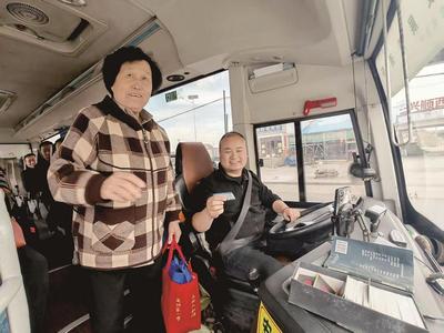 票價(jià)減半 老人免費(fèi)  小小班車載滿民生幸福