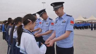 珍藏紅領(lǐng)巾 佩戴新團(tuán)徽！國門見證少年蛻變