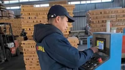 匠心筑梦守初心 一线耕耘树楷模——记满洲里鸿利木业车间主任宫健航