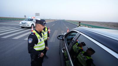 背對神舟護平安！阿拉善戍邊民警的專屬“浪漫”
