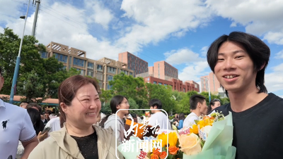 高考落下帷幕 考生擁抱媽媽