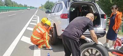 乌兰察布高速公路养护人员救助爆胎被困车辆