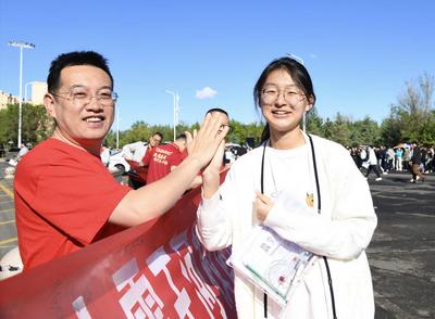 ​  全城护航逐梦路 笔尖不负少年时——2026年乌兰察布高考首日见闻