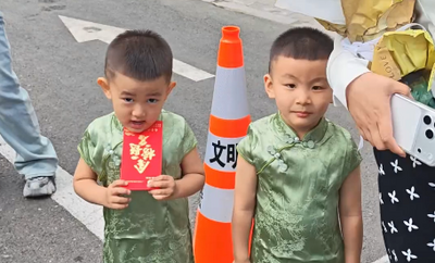 雙胞胎弟弟穿旗袍接高考的姐姐