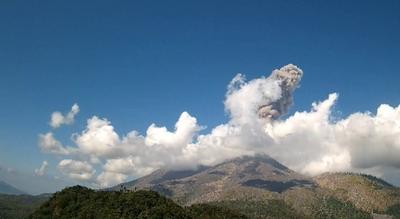 印尼勒沃托比火山发生喷发 火山灰柱高约800米