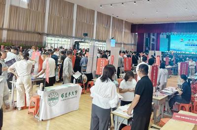 内蒙古自治区第二十三届全国高校招生推介会（集宁一中专场）举行：名校云集搭平台 精准赋能助升学