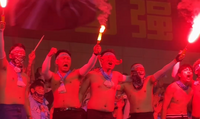 蒙超 球迷点燃烟火疯狂庆祝呼和浩特队赛季首胜