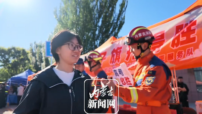消防 民警與考生擊掌為高考加油