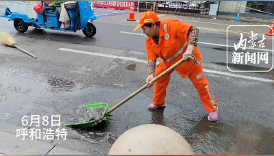 賽罕環(huán)衛(wèi)第一時間清除積水淤泥 力保周邊道路暢通無阻