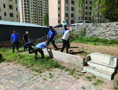集宁区整治违建阳光房 还居民安全舒适的居住环境