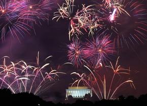 华盛顿燃放焰火庆祝美国建国250周年