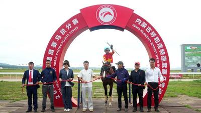 盛夏草原 骏马奔腾：内蒙古赛马顶级赛事正在举行