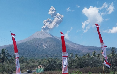 印尼一火山发生喷发 火山灰柱高约800米