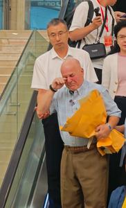 时隔二十多年，殷玉珍、“赛考斯”相拥而泣