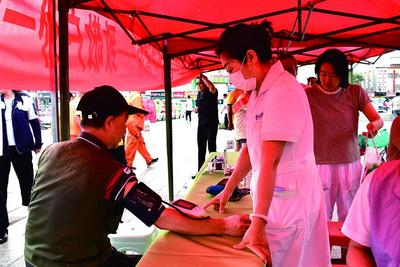 集宁区：高温下的暖心守护 清凉补给直达一线劳动者