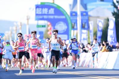 何杰、李芷萱分获阿尔山马拉松男、女冠军