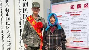 阿拉善左旗八旬奶奶送孙子入伍，一句嘱托令人泪目……