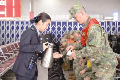 新兵起运 暖心护航