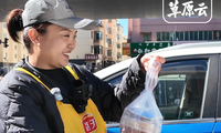 呼和浩特小两口在医院门口做爱心餐