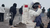 游客打卡乌兰哈达火山突遇冰雹
