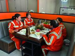 热饭寄谢意，温情满集宁！商户与环卫工暖心双向奔赴