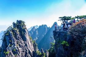 安徽：秋染黄山 层峰叠翠引客来